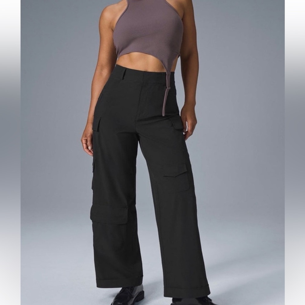 ALO Yoga Mid-Rise Workwear Cargo Pants in Black